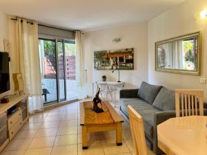 uma sala de estar com um sofá e uma mesa em Nomi Suites Marina Herzelia em Herzeliya
