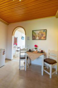Гостиная зона в Akis Villa Studios & Apartment with Pool by Hotelius