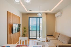 een woonkamer met een bank en een tafel bij JD Luxury Apartments in Vlorë