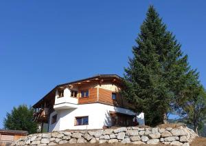 uma casa no topo de uma parede de pedra em Aparthotels Berwang / Haus Wiesengrund em Berwang