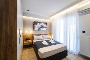 - une chambre avec un lit et 2 serviettes dans l'établissement ARES penthouse, à Thessalonique
