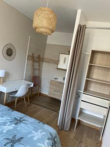 une chambre avec un lit, un bureau et une table dans l'établissement Le LH CENTRE VILLE, au Havre