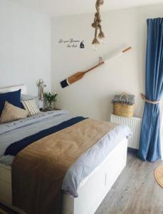 a bedroom with a bed and a baseball bat on the wall at Apartament 5 mórz in Sianozety