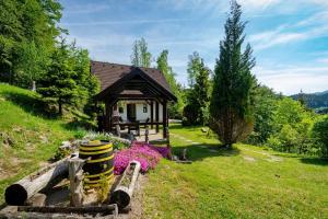 una pequeña casa en un campo con jardín en Kuća na osami pokraj jezera, en Delnice
