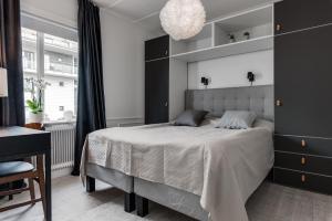 1 dormitorio con 1 cama grande y escritorio en Luxurious apartment for the modern executive en Luleå