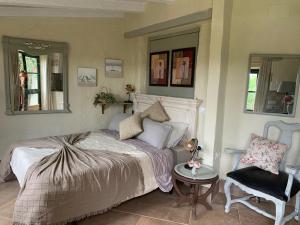 a bedroom with a bed and a table and a chair at Finca Filpi in Chiclana de la Frontera