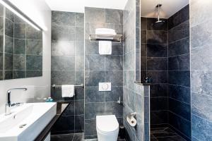 阿默斯福特的住宿－Bastion Hotel Amersfoort，一间带水槽、卫生间和镜子的浴室