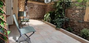 A garden outside Cozy studio 5mins walk from Acropolis museum