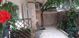 A garden outside Cozy studio 5mins walk from Acropolis museum