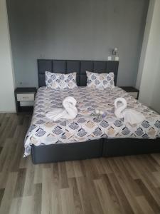 sypialnia z łóżkiem z łabędzami w obiekcie Villa Rimari w Ochrydzie