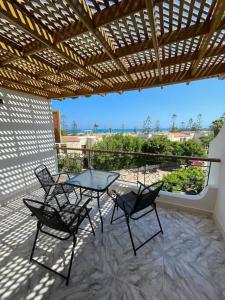 a patio with a table and chairs on a balcony at Spacious 3 bedroom apartment with a sea view. in Dawwār Abū Maḩrūs