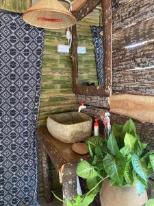 ein Badezimmer mit einem Steinwaschbecken und einigen Pflanzen in der Unterkunft MAI HICH FARMSTAY 2 in Mai Hạ