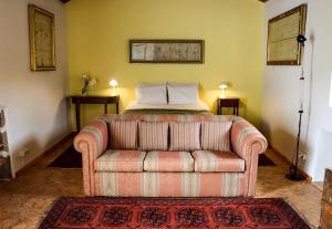 un soggiorno con divano e letto di Casa da Emilie a Santa Cruz da Graciosa