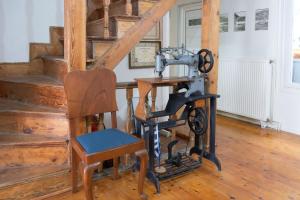 卡瓦拉Kavala Rooms的缝 ⁇ 机和椅子