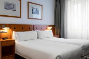 Posteľ alebo postele v izbe v ubytovaní Petit Palace Cliper-Gran Vía