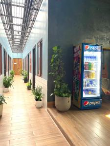 einen Automaten im Flur mit Pepsi in der Unterkunft VANIA HOUSE - cozy studio near the airport in Ho-Chi-Minh-Stadt