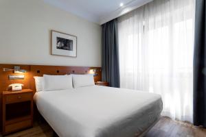 Posteľ alebo postele v izbe v ubytovaní Petit Palace Cliper-Gran Vía