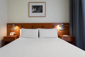 Posteľ alebo postele v izbe v ubytovaní Petit Palace Cliper-Gran Vía