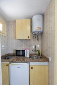 una pequeña cocina con fregadero y microondas en Hotel LIVVO Veril Playa, en Playa del Inglés