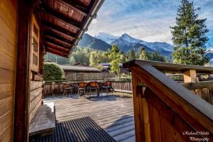 d'un balcon avec des chaises et une table sur une terrasse. dans l'établissement Chalet in green, sunny and quite spot 5’ from center, à Chamonix-Mont-Blanc