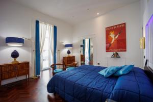 1 dormitorio con cama azul y edredón azul en Bellini Inn Primo Piano, en Nápoles