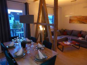 a living room with a wooden table and a couch at Jena City Apartment, Balkon, sonnig, Wifi, Parkplätze, Nähe Zentrum in Jena
