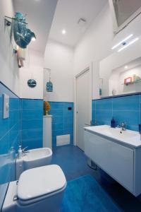 ナポリにあるBellini Inn Primo Pianoの青と白のバスルーム(トイレ、シンク付)