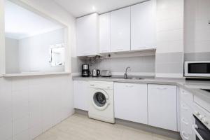 Kuchyň nebo kuchyňský kout v ubytování 1 bedroom Golden Banús, walk everywhere! RDR305
