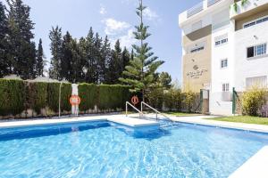 Bazén v ubytování 1 bedroom Golden Banús, walk everywhere! RDR305 nebo v jeho okolí