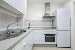 Kuchyň nebo kuchyňský kout v ubytování 1 bedroom Golden Banús, walk everywhere! RDR305 + 5 fotografií