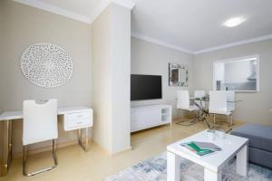 TV a/nebo společenská místnost v ubytování 1 bedroom Golden Banús, walk everywhere! RDR305