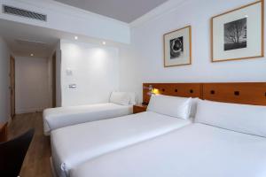 Posteľ alebo postele v izbe v ubytovaní Petit Palace Cliper-Gran Vía