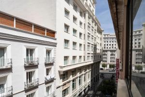 una ventana de un edificio blanco con vistas en Petit Palace Cliper-Gran Vía, en Madrid