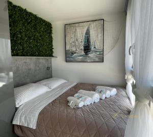 a bedroom with a large bed with towels on it at Mobile home d-view in Drage