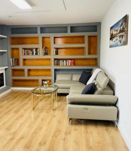 ein Wohnzimmer mit einem Sofa und einem Glastisch in der Unterkunft Appartement 202 in Klagenfurt am Wörthersee