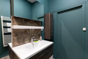 a bathroom with a sink and a mirror at Cabana & Le Petit Carnot - Centre-Ville in Tournus