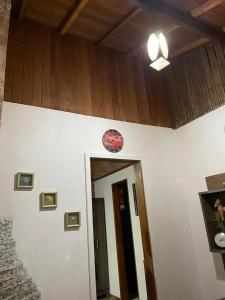 une chambre avec une porte et une horloge sur le mur dans l'établissement Apartamento Refúgio MV, à Monte Verde