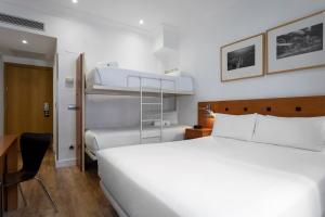 Posteľ alebo postele v izbe v ubytovaní Petit Palace Cliper-Gran Vía