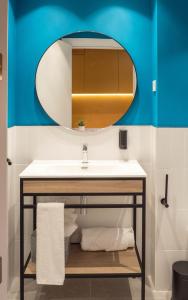 W łazience znajduje się umywalka i lustro. w obiekcie Kora Green City - Aparthotel Passivhaus w mieście Vitoria-Gasteiz