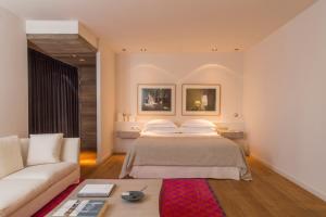 バルセロナにあるHotel Neri – Relais & Chateauxのベッドルーム(ベッド1台、ソファ付) +37枚の写真