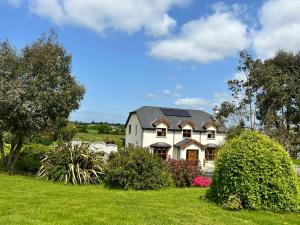 Um jardim no exterior de Tobernaglough Wexford pet friendly country b&b