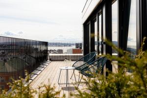 een patio met 2 stoelen en een tafel op een balkon bij Frogner House - Vika in Oslo