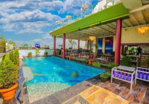 a pool at a hotel with a restaurant at HK Clarks Inn, Amritsar in Amritsar