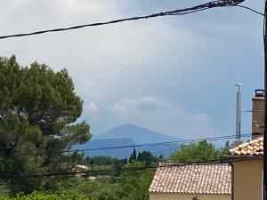 Cette maison offre une vue sur la montagne. dans l'établissement Chez Marie, à Sérignan-du-Comtat