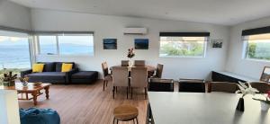 Posezení v ubytování Beach Getaway - Blessington Villa + 37 fotografií