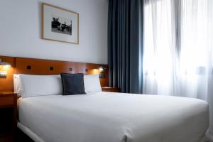 Posteľ alebo postele v izbe v ubytovaní Petit Palace Cliper-Gran Vía