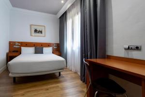 Posteľ alebo postele v izbe v ubytovaní Petit Palace Cliper-Gran Vía + 28 fotografií