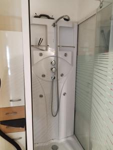 a shower in a bathroom with a glass door at Studio en RDC à LAMALOU LES BAINS in Lamalou-les-Bains