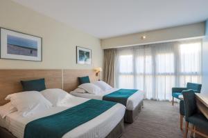 Postel nebo postele na pokoji v ubytování Splendid Hotel & Spa Nice