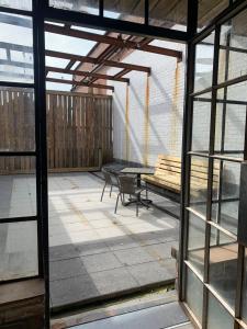 una veranda schermata con tavolo e panca di Clanbrassill loft a Dundalk